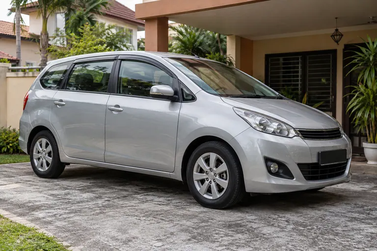 Kereta hatchback perak yang diparkir di halaman kediaman